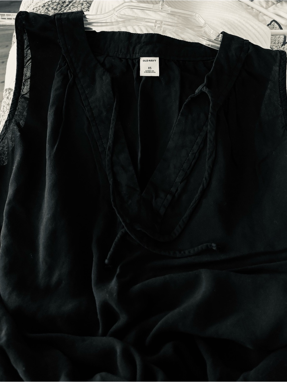 Old Navy Black Sleeveless Tie-Neck Top - Picture 13 of 13